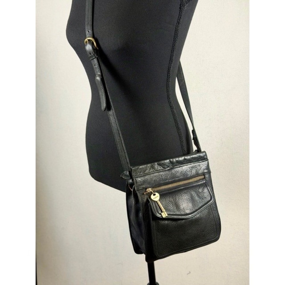 Vintage Fossil Black Pebbled Leather Crossbody Bag w Key Charm‎ Adjustable Strap